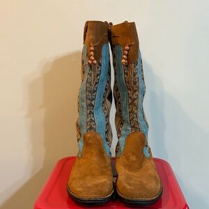 Minnetonka Tan and Blue Patterned Boots